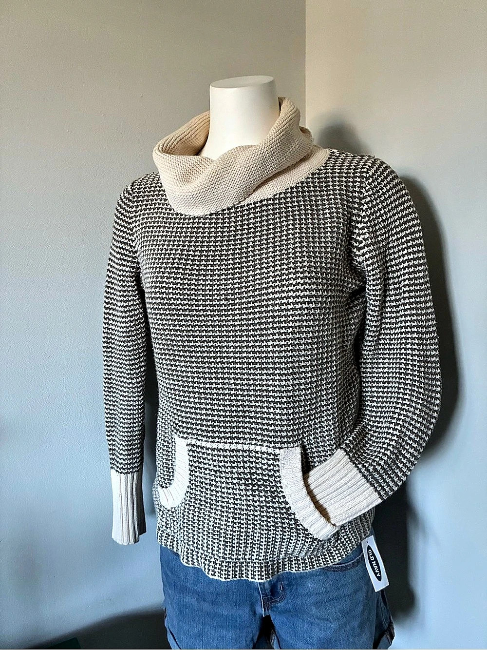 Old Navy Houndstooth Cowl Neck Sweater in Gray & Cream Size Small
